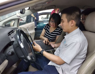 Sinh viên tiếp cận với công nghệ sửa chữa xe Hybrid trên dòng xe Toyota Prius cùng máy chẩn đoán Cartek 2