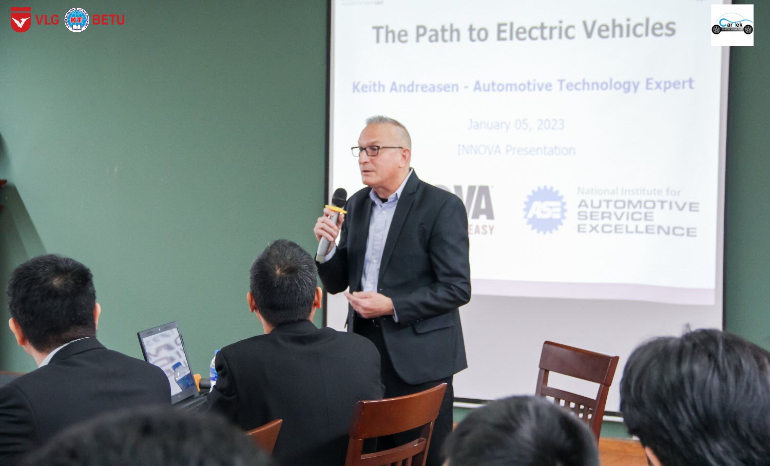 Đại diện bên phía các trường Đại học Cao đẳng phát biểu tại hội thảo